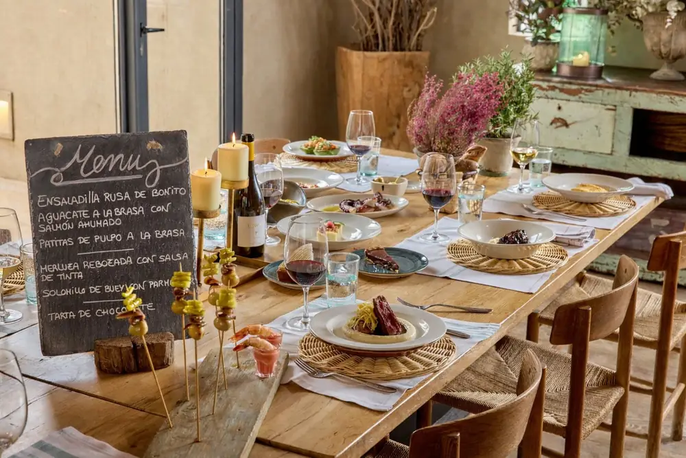 Mesa con mantel blanco en Filandón